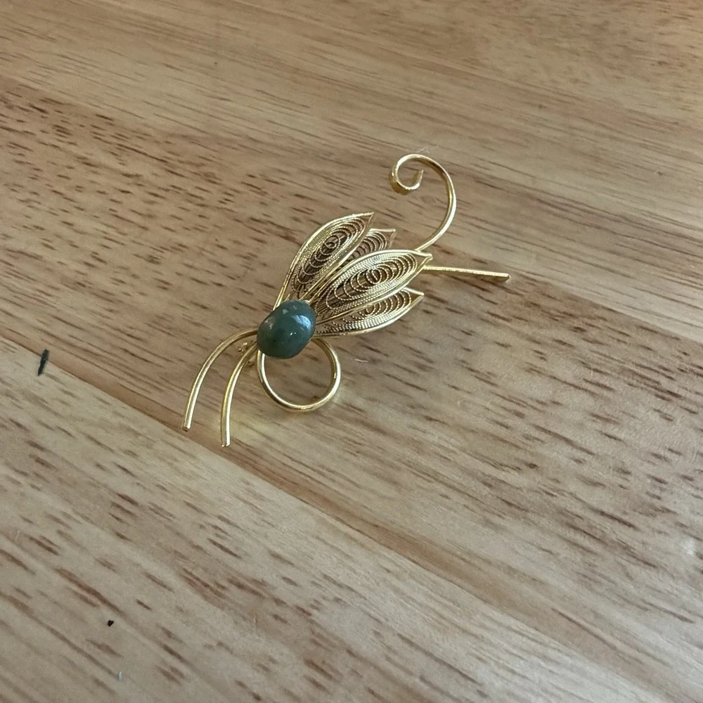 VTG Women's Gold Brooch With Jade Green Cabochon Plastic Case